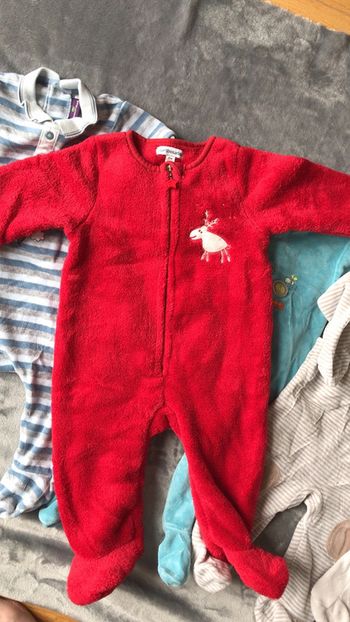 Lot 4 pyjamas garçon 6 mois et un sur pyjama de Noël!