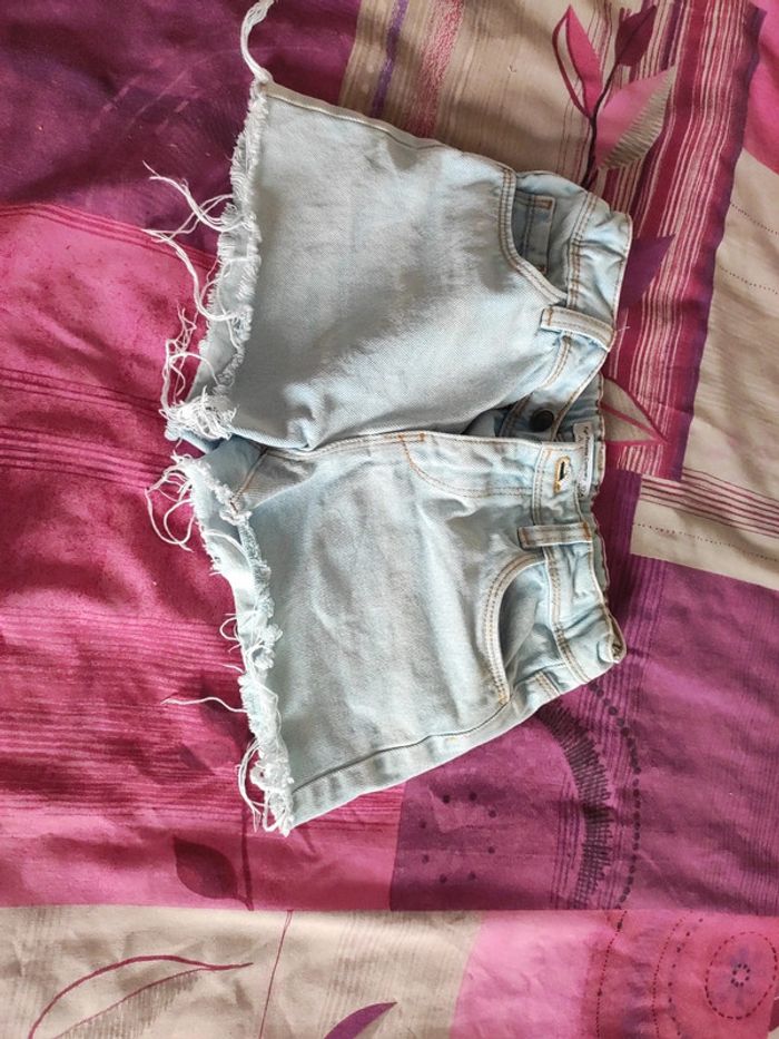 Short jean effet effiloché