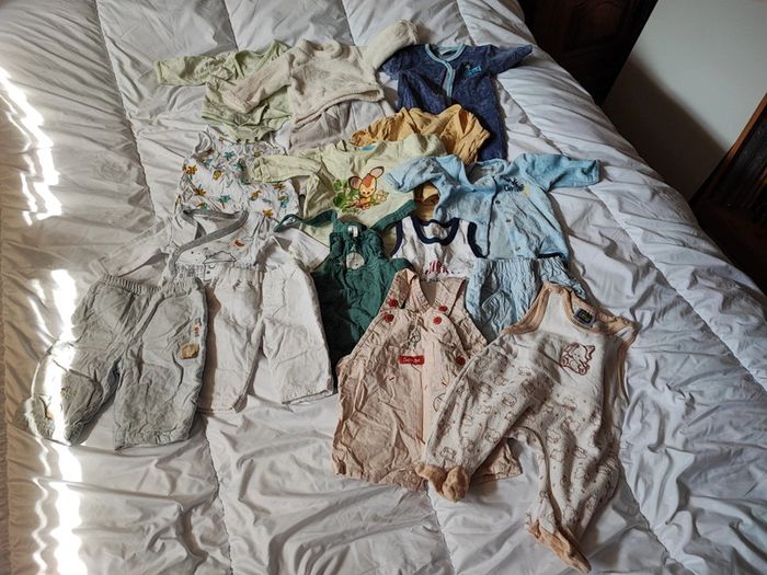Lot d'une quinzaine de vêtements d'1 mois