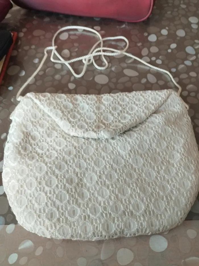 Pochette blanche neuve idéal pour un mariage