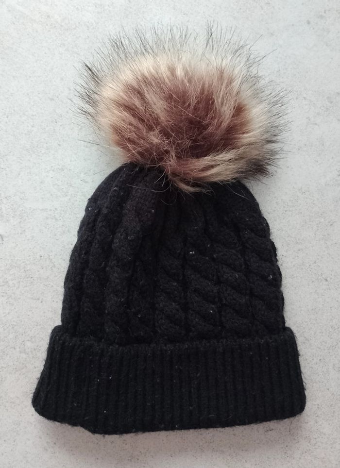Bonnet noir torsades ponpon