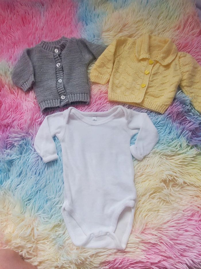 🌸 Lot de 2 gilets maille et 1 body velours de naissance