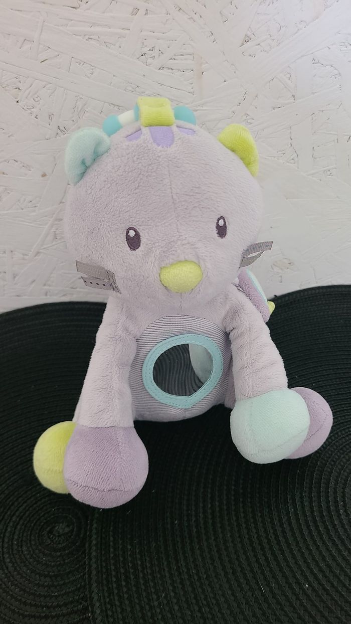 chat mauve clair sucre d'orge peluche doudou chat d'eveil hochet miroir
