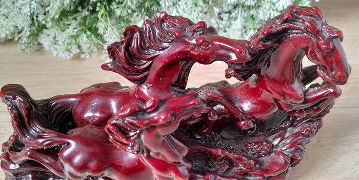 Sculpture rouge bordeaux de trois chevaux en résine - photo numéro 4