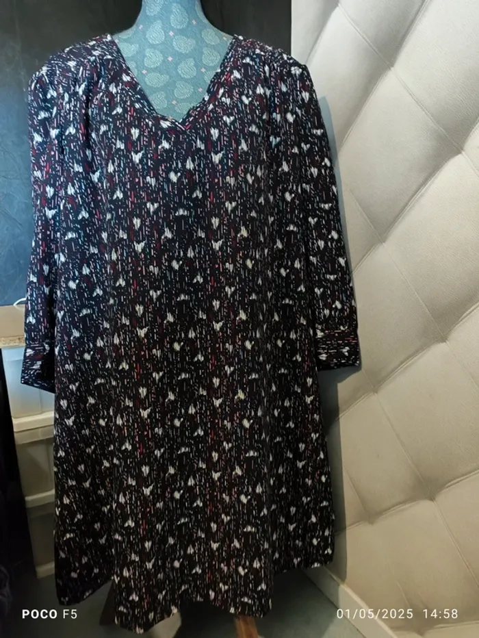 Robe fond noir  couleur rose blanc bleu - photo numéro 6