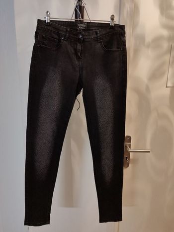 Pantalon noir fleuri