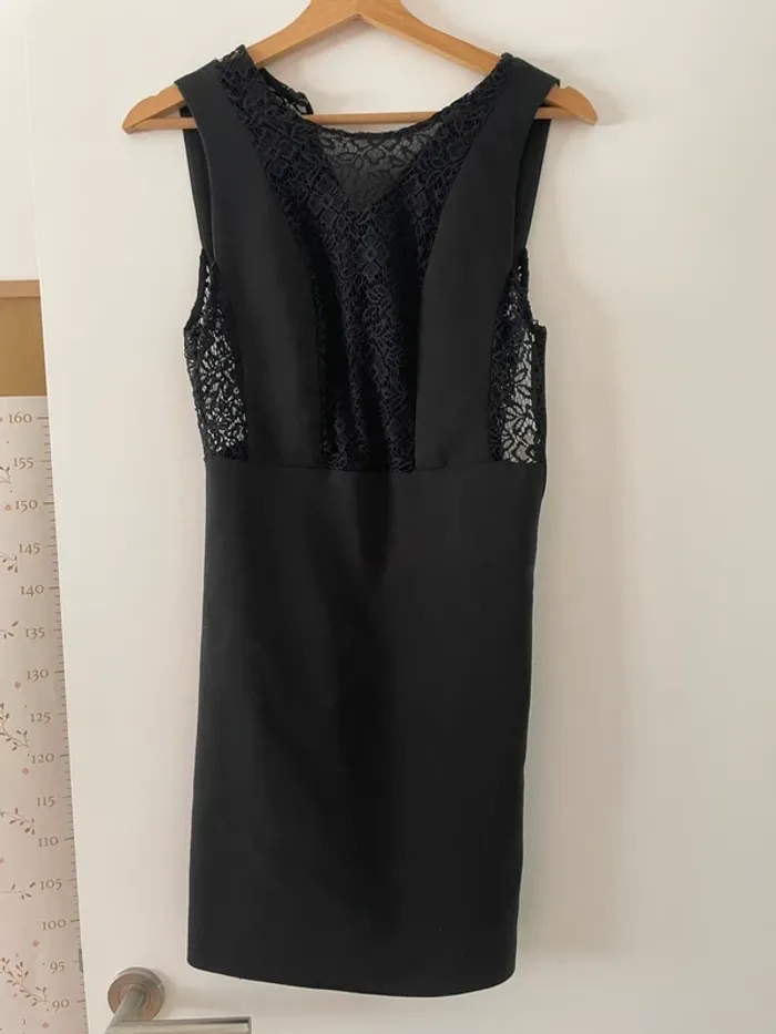 Robe noire en dentelle Zara