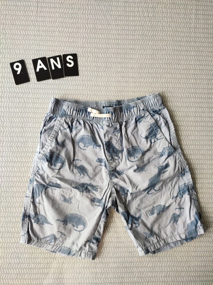 Short garçon motif dinosaures – Taille 9 ans
Marque : Kiabi