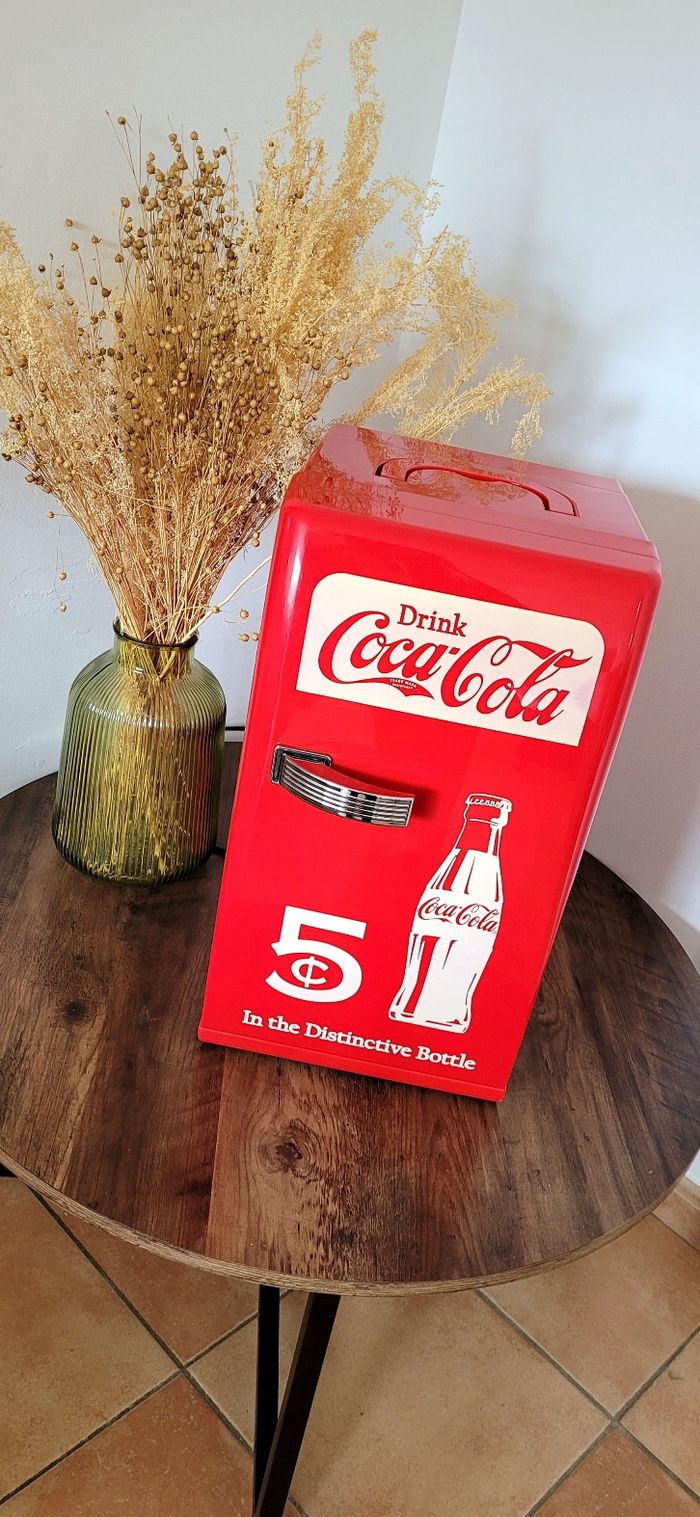 Magnifique Frigo Coca-Cola Rétro - Réfrigérateur Coca-Cola Rouge 12L capacité 18 canettes de 33cl avec poignée. 220V / 12V Neuf - photo numéro 2