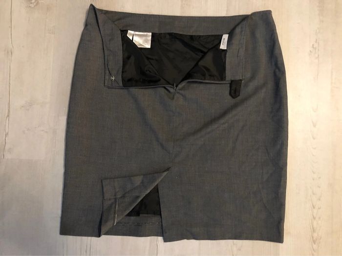 AN92: Tailleur veste/jupe gris effet fines rayures T 46/48 porté 1 fois - photo numéro 7