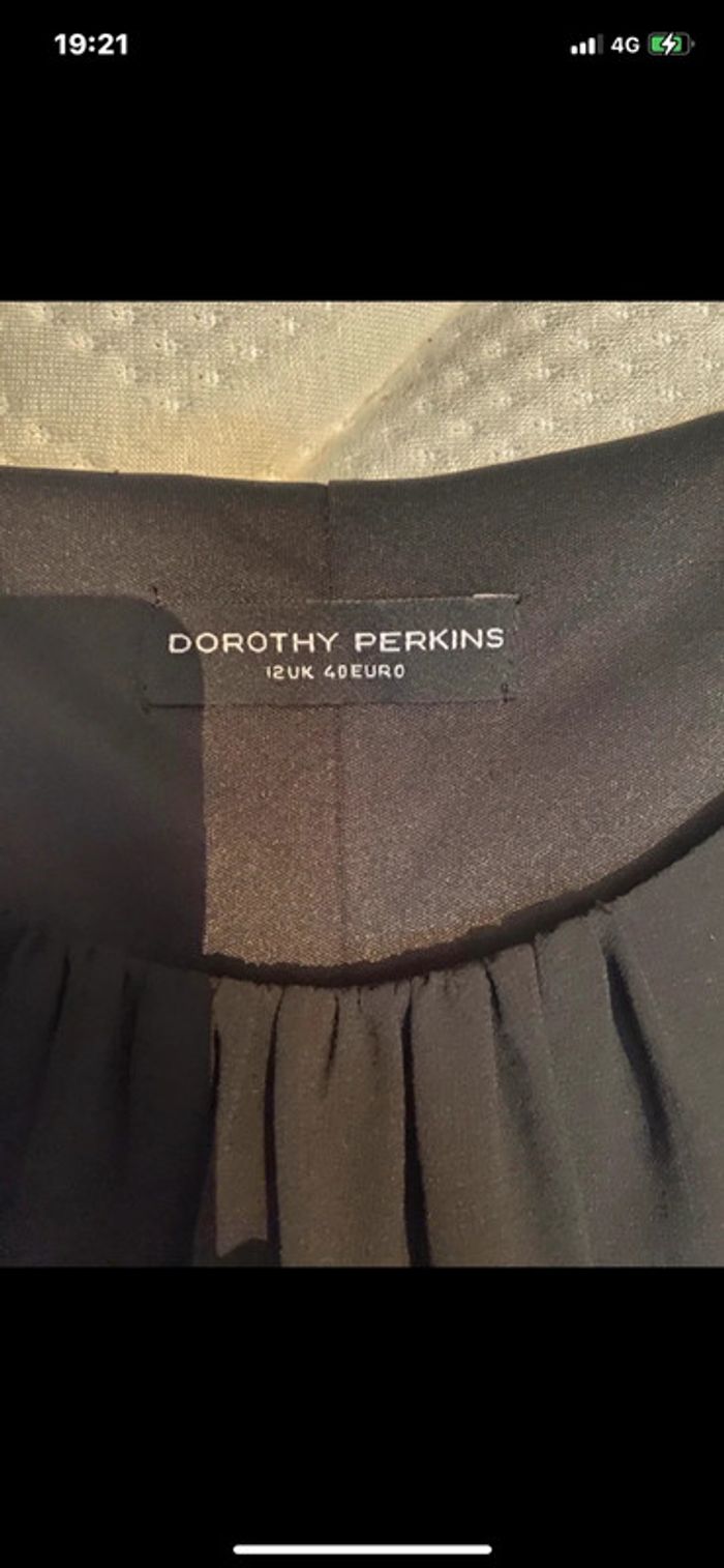 Robe noire avec un volant voile - photo numéro 2