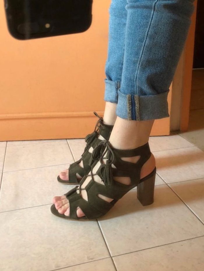 Sandales à talon en cuir daim kaki André pointure 38