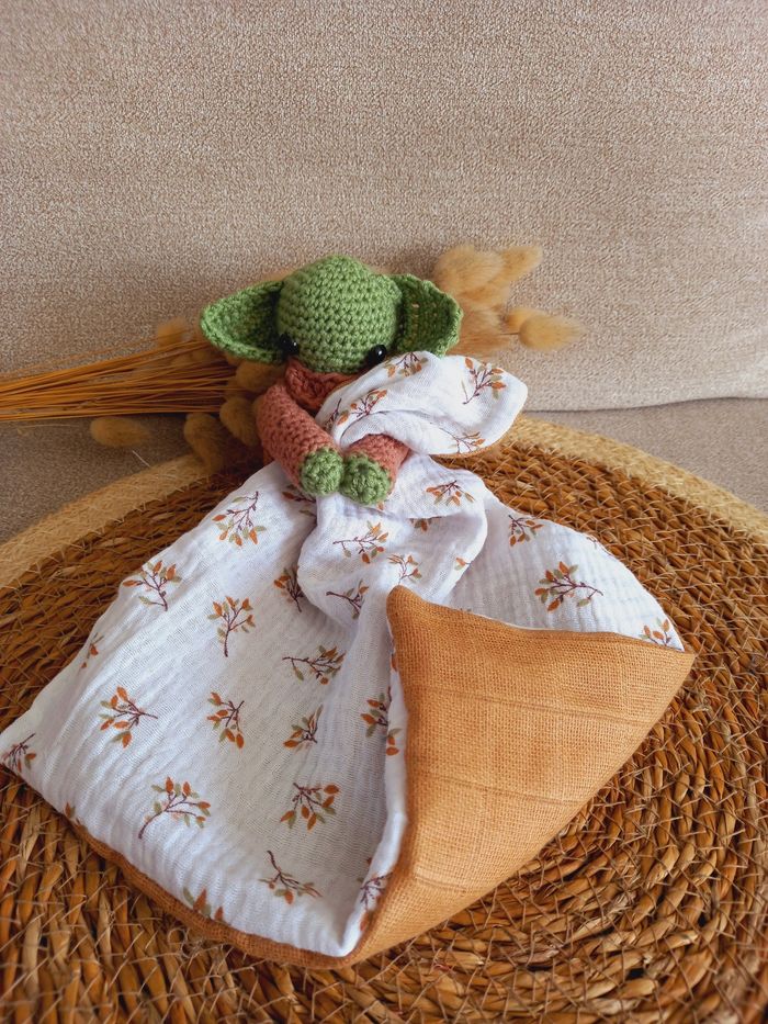 Doudou plat baby yoda star wars amigurumi au crochet