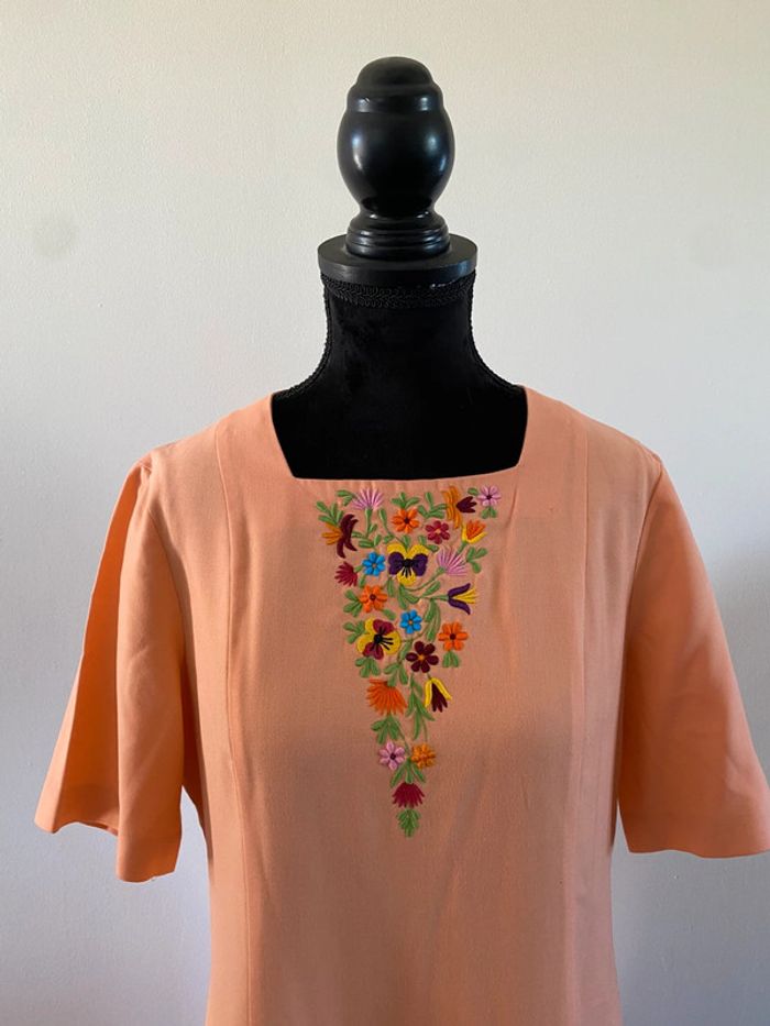 Robe vintage Bragard de service abricot avec broderies taille 40 / 42 - photo numéro 2