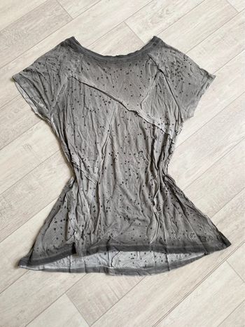 T shirt tacheté gris avec découpes asymétrique