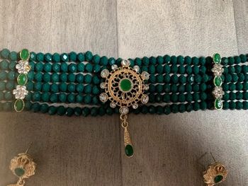 Collier ras de cou et boucle vert
