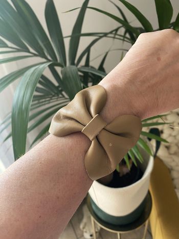 Manchette nœud cuir beige foncé vintage