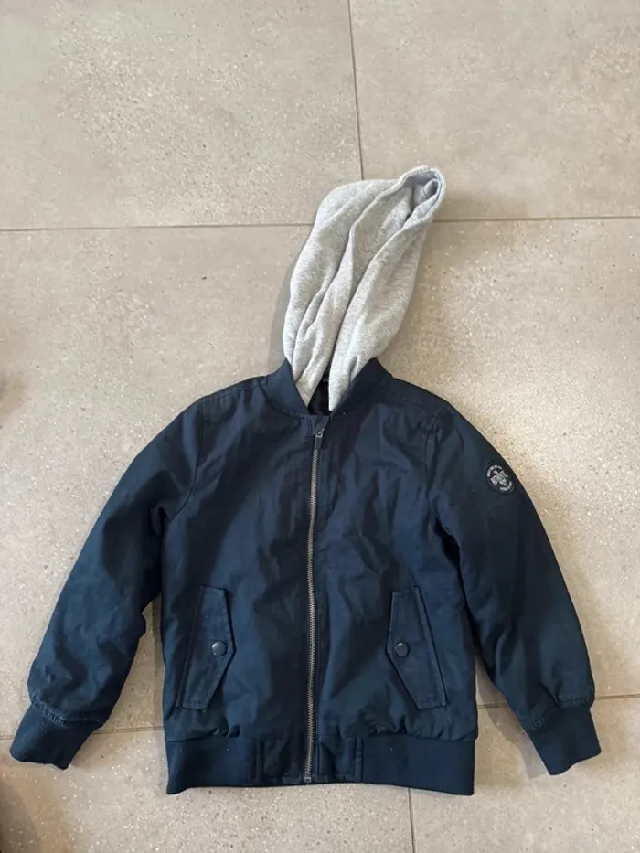 Manteau à capuche 6 ans, très bon état