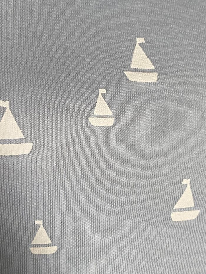 Débardeur bleu ciel avec petits voiliers blancs - photo numéro 2