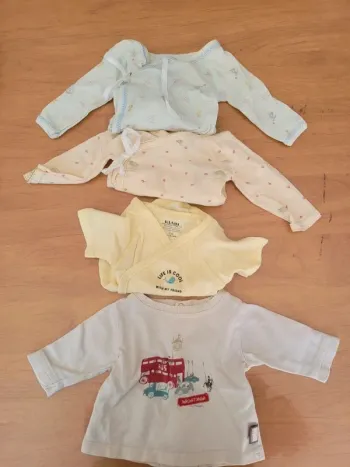 Lot bodies et tee-shirt 1 mois