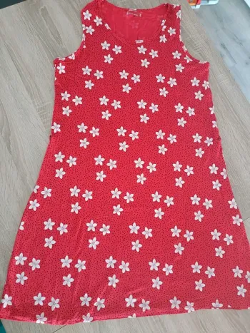 Robe rouge avec fleurs blanches - 46-48-