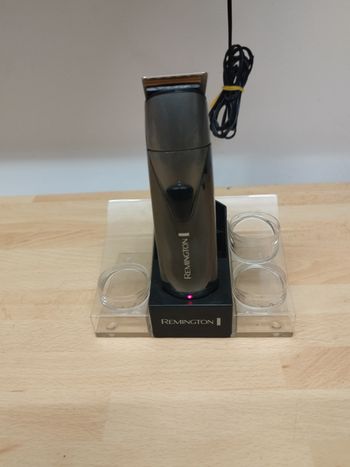 REMINGTON - Tondeuse multifonction PG400
Vendu comme sur la photo tondeuse avec le et chargeur manque les autres accessoires