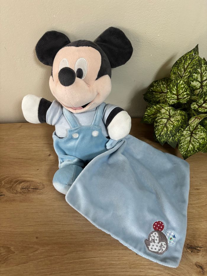Doudou peluche Mickey salopette et mouchoir bleu Disney nicotoy