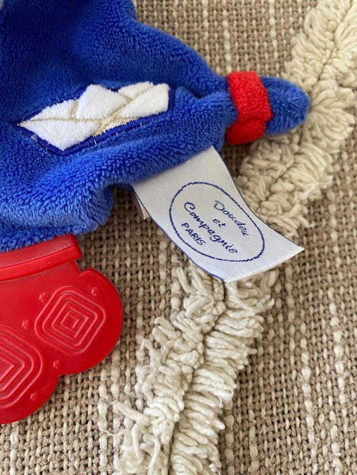 Peluche doudou et compagnie plat 19cm lapin bleu blanc rouge très bon état - photo numéro 4