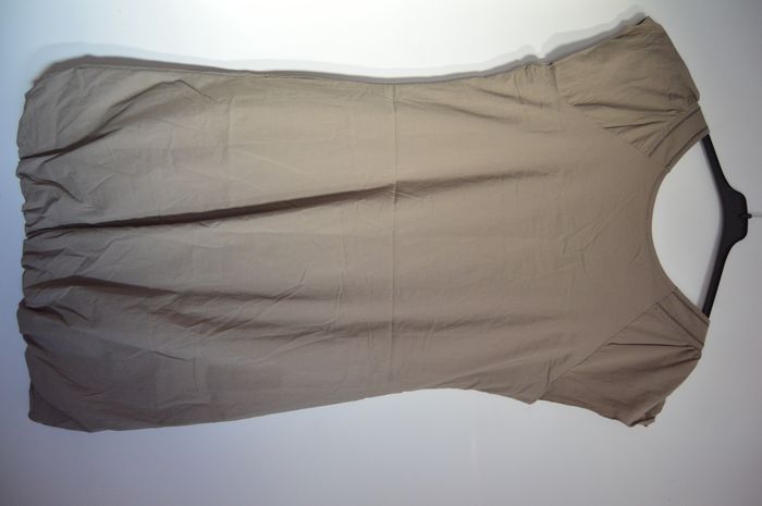 Robe taupe Jacqueline Riu taille 44 – imprimé ville moderne - photo numéro 4