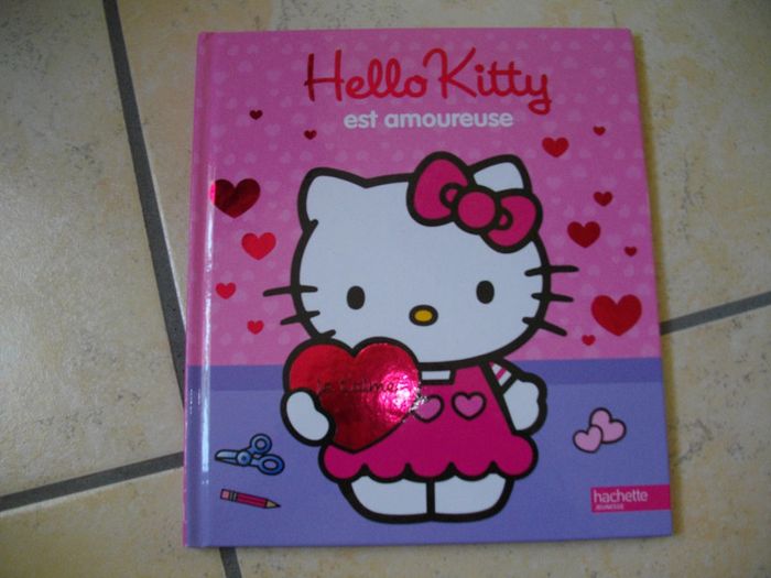 Livre neuf " Hello Kitty est amoureuse "
