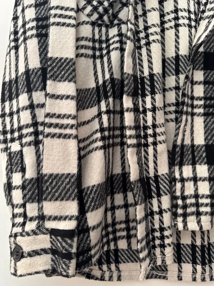 Veste à carreaux pied de poule type sur chemise - photo numéro 4