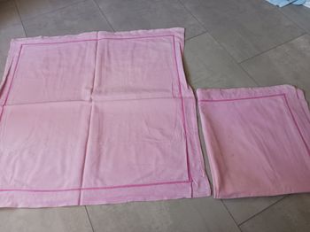 taie d'oreiller carrée rose foncé (lot de 2)(taches minimes sur une) 67 cm