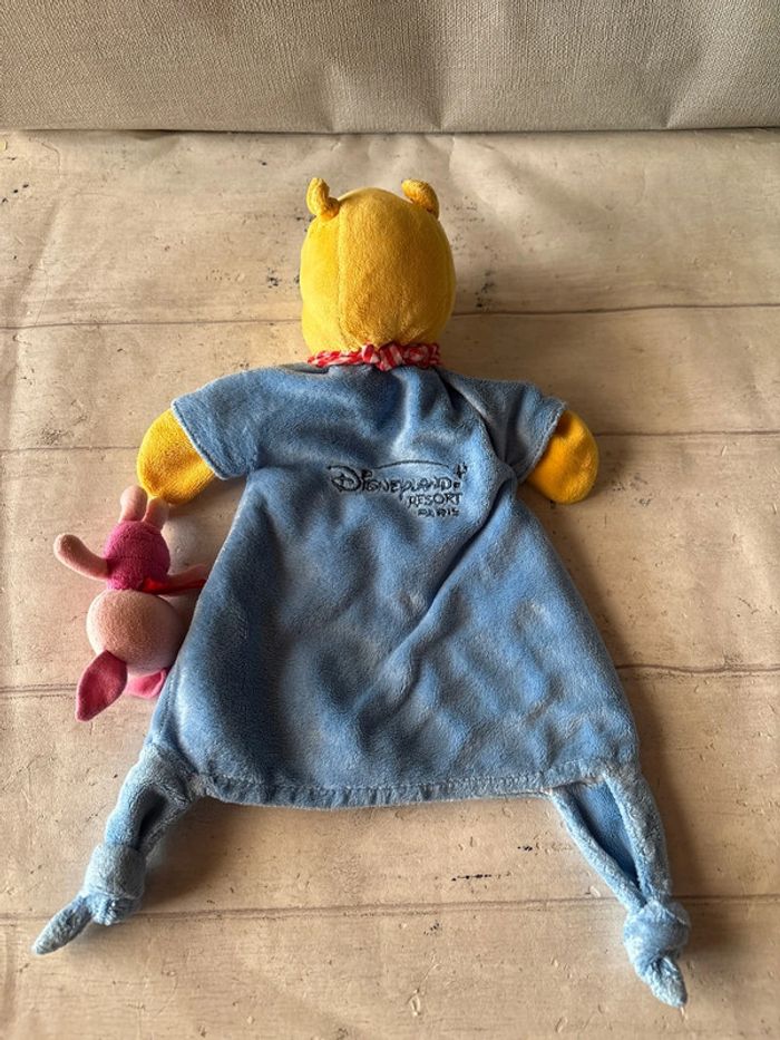 Doudou Disneyland Paris winnie l'ourson jaune Plat bleu marionnette avec poche Petit porcinet - photo numéro 2
