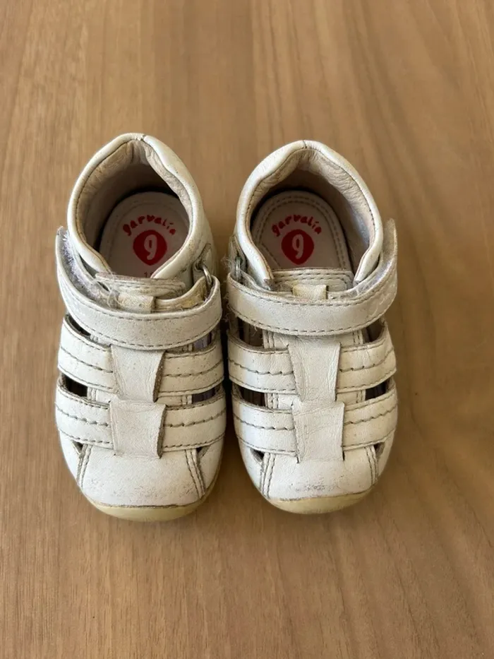 Chaussures blanches à scratchés pointure 18