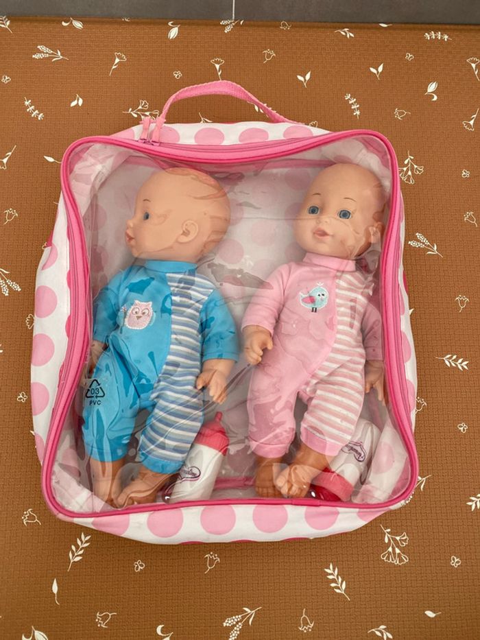 Pochette avec 2 poupons + 2 biberons