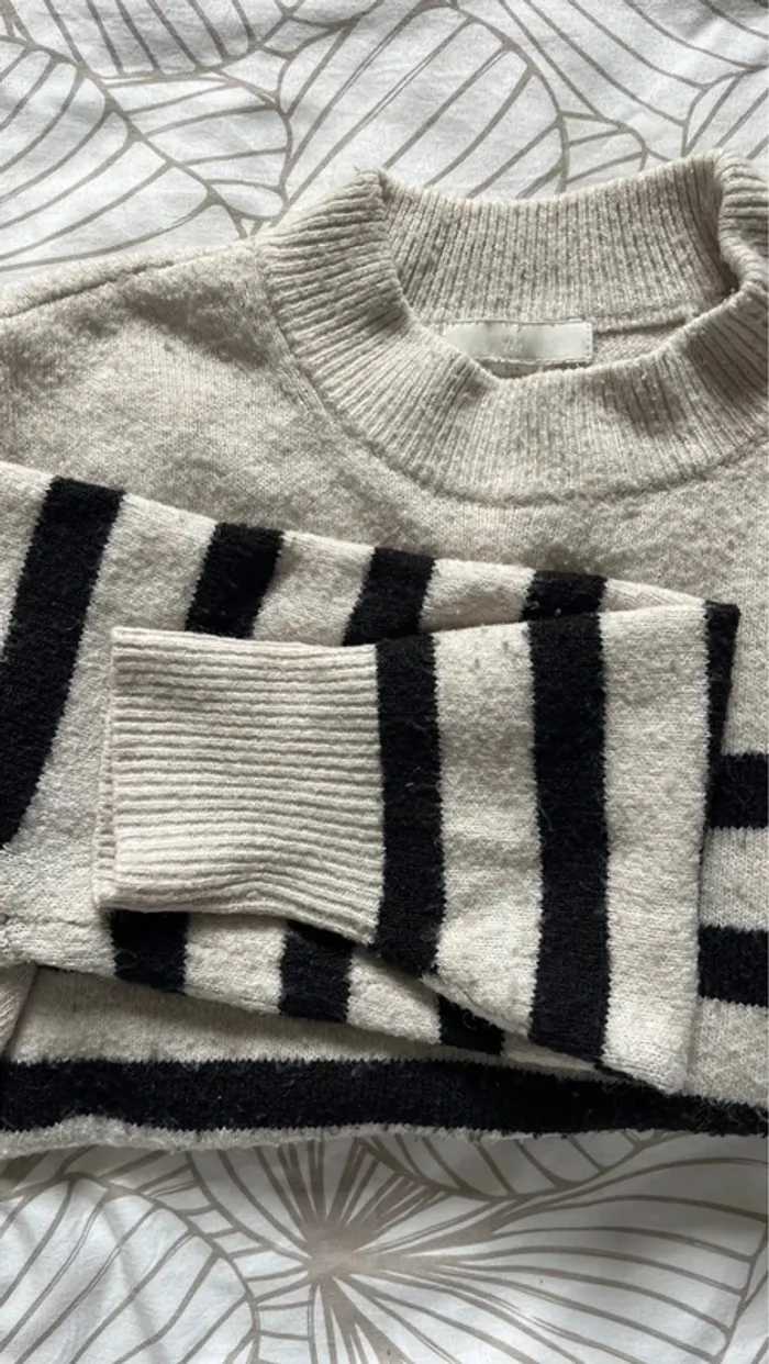 Pull beige rayé noir - photo numéro 3