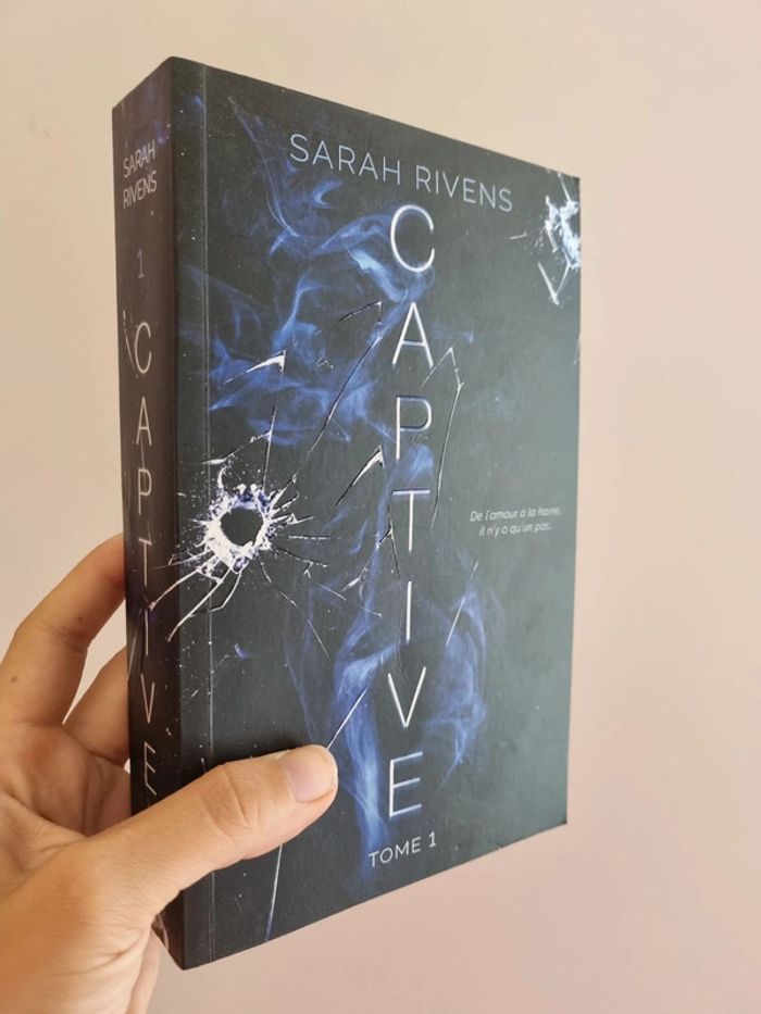 Box Captive première édition avec pages noires  + Goodies - photo numéro 3