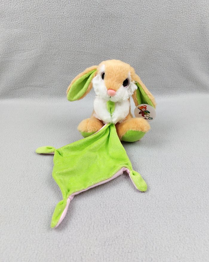 Doudou peluche lapin PLUSH & CO marron blanc mouchoir vert paillettes tissu rose