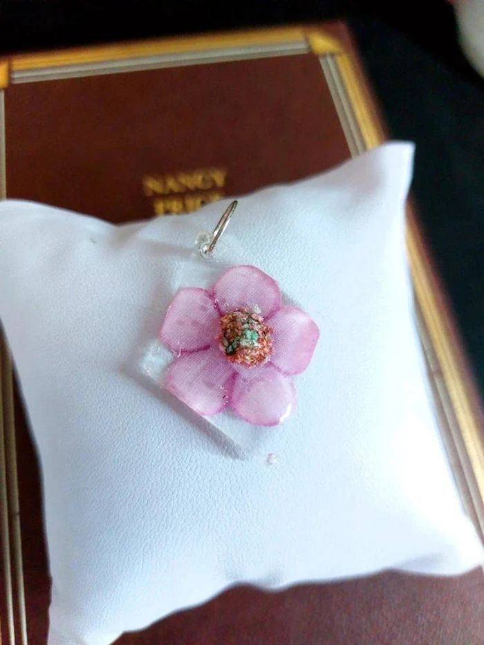 Magnifique pendentif en résine avec fleur rose - photo numéro 2