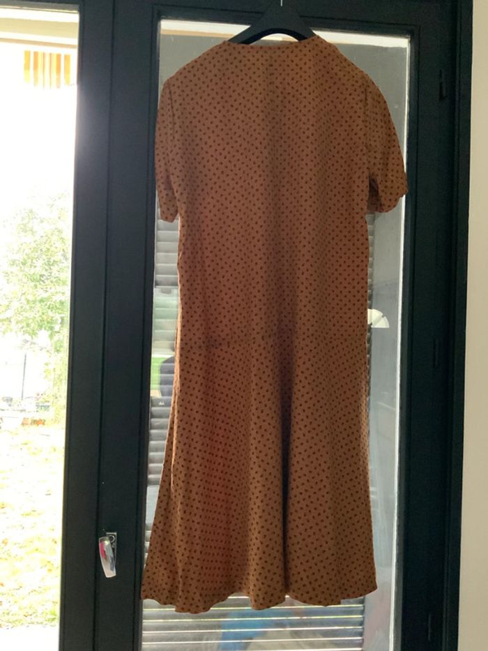 Robe à manches courtes  couleur caramel et petits imprimés noirs, 79% viscose et 21% polyamide - photo numéro 2