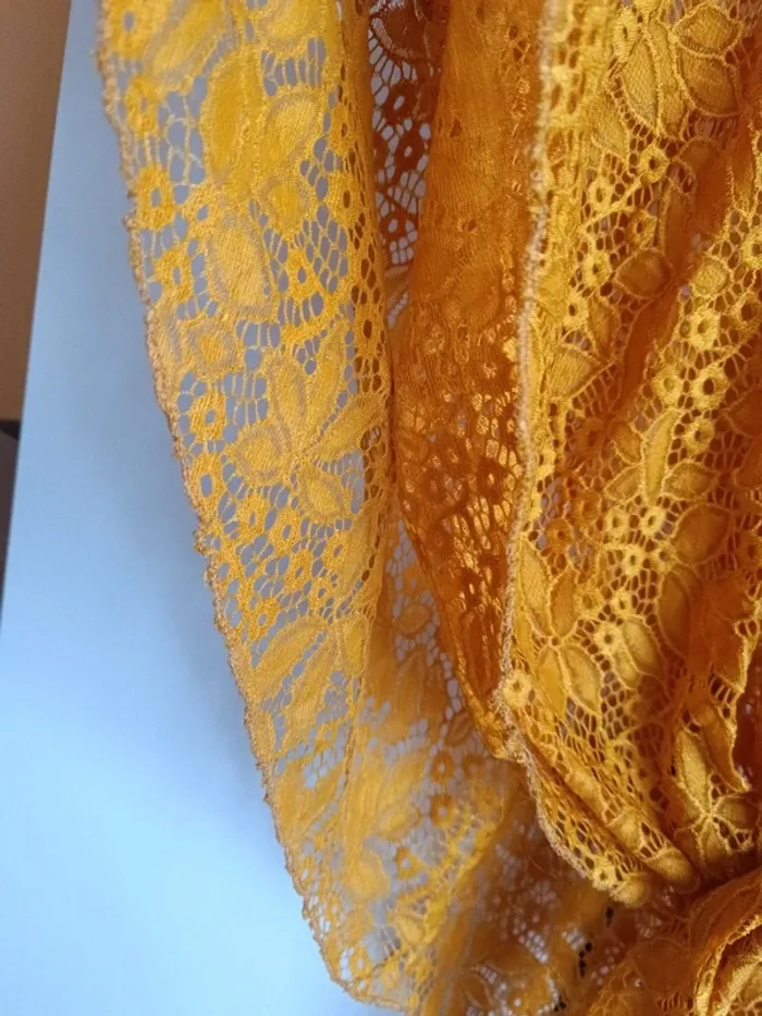 Boléro moutarde en broderie - photo numéro 4