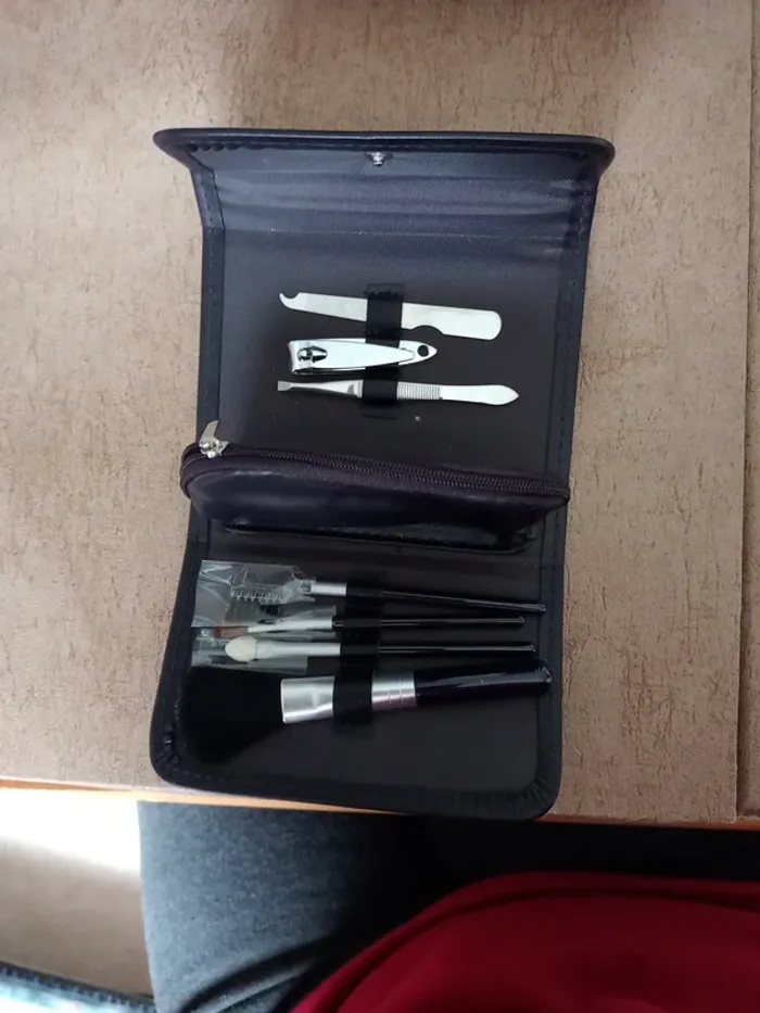 Trousse noire  neuve à manucure et maquillage
