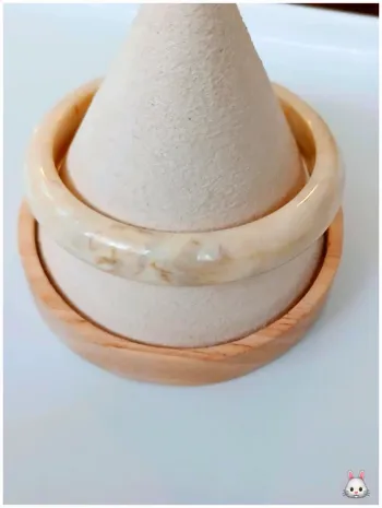 Bracelet jonc blanc marbré style bouddhiste – look minimaliste et tendance #1