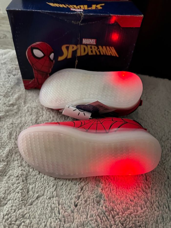 Basket lumineuse Marvel Spiderman taille 29 - photo numéro 4