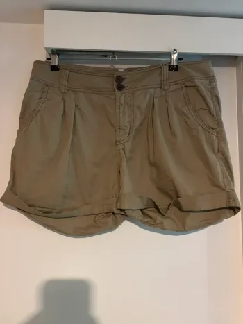 Short beige H&M L.O.G.G. en coton - Taille 44