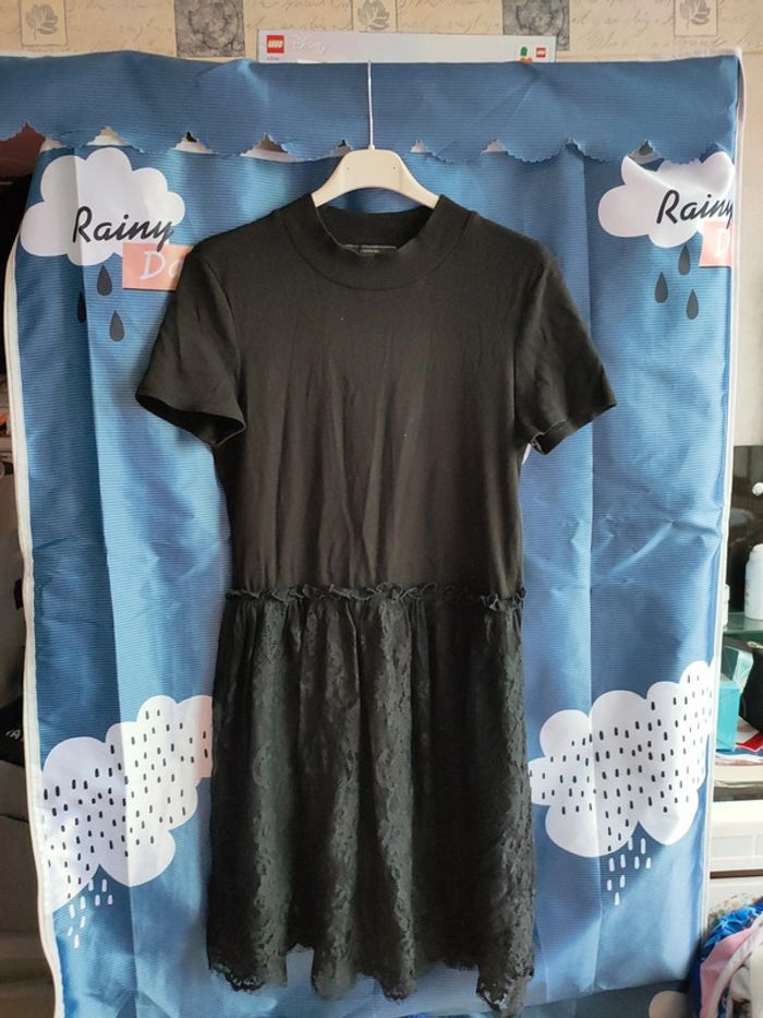 Robe manches courtes en dentelle Noire unie