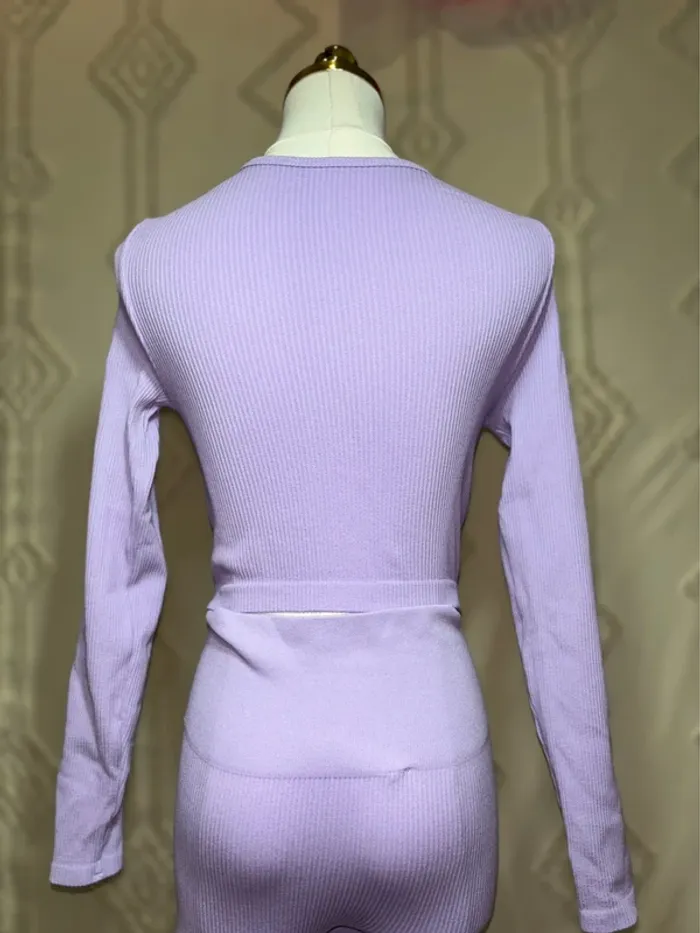 Ensemble violet lila moulant Stradivarius – top manches longues + legging stretch (Taille M) - photo numéro 5