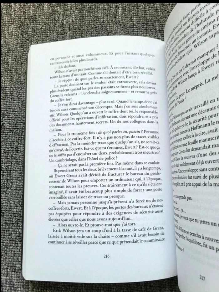 Livre "Qui est là ?" Anders Roslund – Thriller Psychologique – Éd. Mazarine – Comme Neuf - photo numéro 2