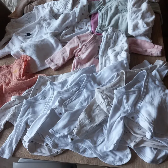 Lot de 23 vêtements taille 1 mois - photo numéro 2