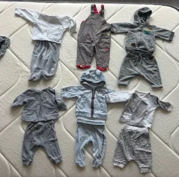 Lot de bébé 3 mois    Environs 50 pièces .